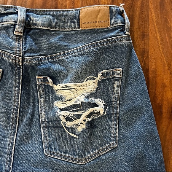 American Eagle Cutoff Distressed High Rise Denim Mom Jeans size 4 - Picture 6 of 7